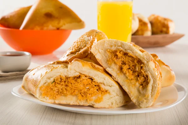 Foto colorida de uma pão com frango - Metrópoles
