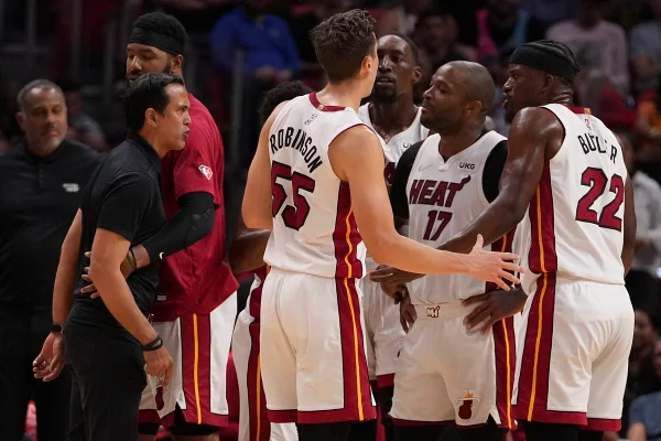 Técnico e craque do Miami Heat trocam ofensas em jogo: “Tá maluco?”