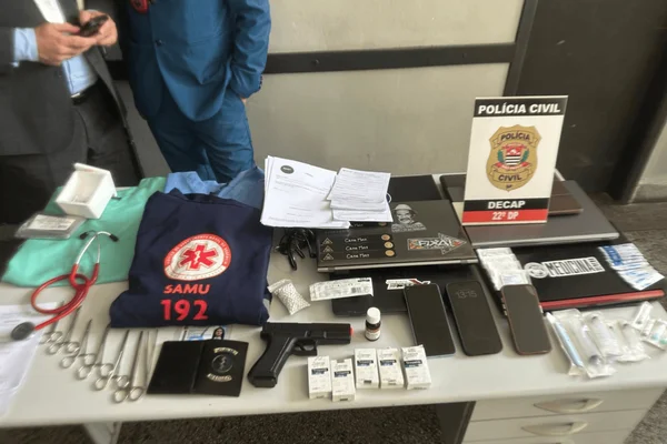 Imagem colorida de itens apreendidos durante operação que prendeu falso médico - Metrópoles