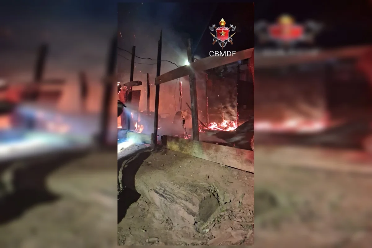 Barraco foi destruído por um incêndio na madrugada desta quarta-feira (15/7) Barraco foi destruído por um incêndio na madrugada desta quarta-feira (15/7)