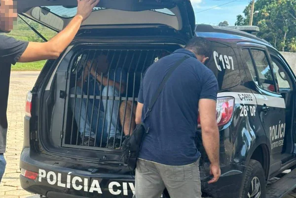 Homem sendo preso em camburão. Tio e avô estupravam crianças da família - Metrópoles