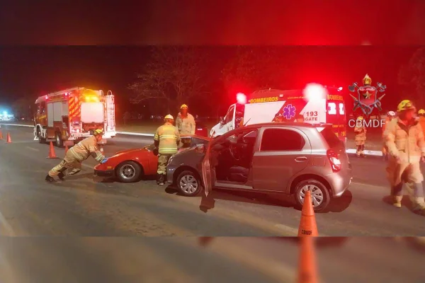 Foto colorida de Puma GTI com bombeiros