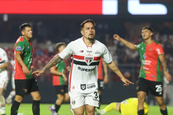 Artur comemorando gol do São Paulo sobre o Boston River pela Copa Sul-Americana
