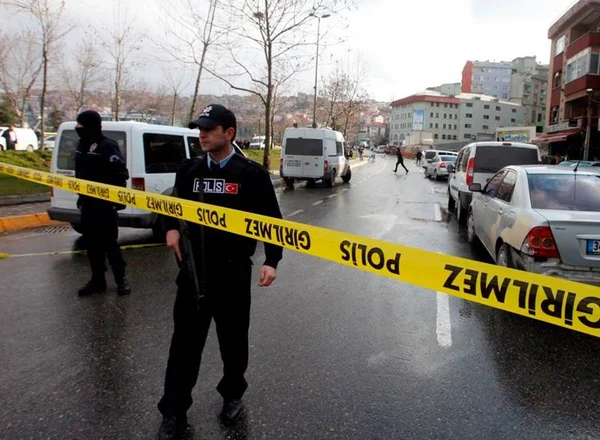Professor mata quatro colegas de trabalho em universidade na Turquia