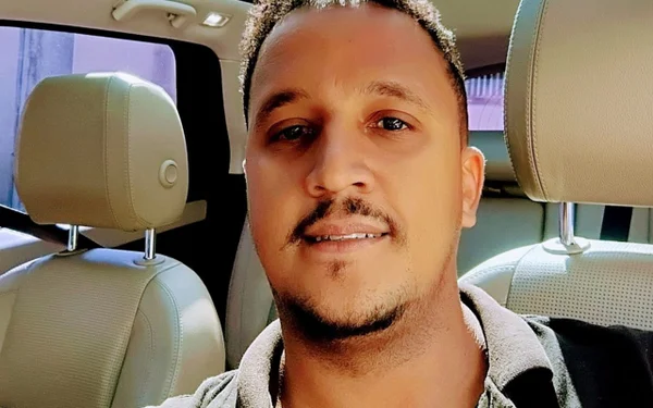 homem dentro de carro fazendo selfie