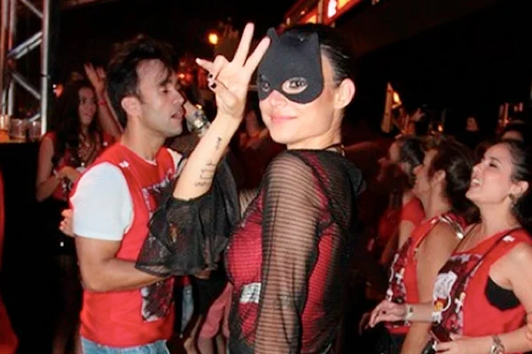Thaila Ayala cai no choro ao discutir com namorado em camarote