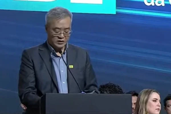 Foto colorida do embaixador da China no Brasil, Zhu Qingqiao - Metrópoles