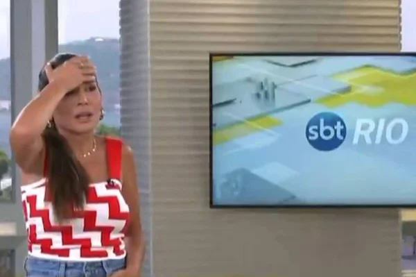 foto colorida de mulher com mão na testa e tv ao fundo - metrópoles