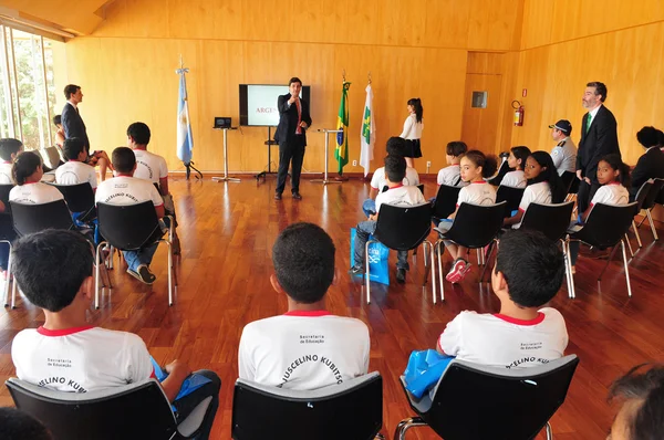 Alunos do Núcleo Bandeirante visitam a Embaixada da Argentina