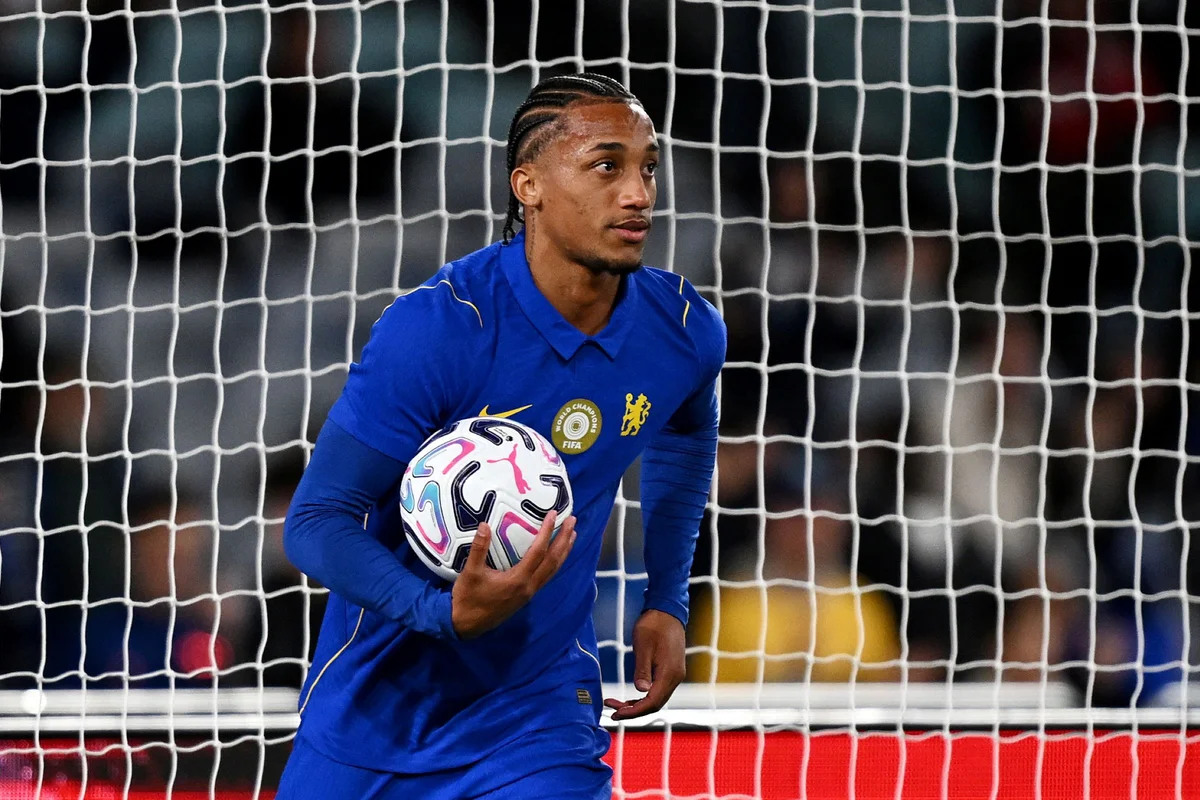 Fora da Copa, João Pedro faz hat-trick na estreia de Xabi no Chelsea