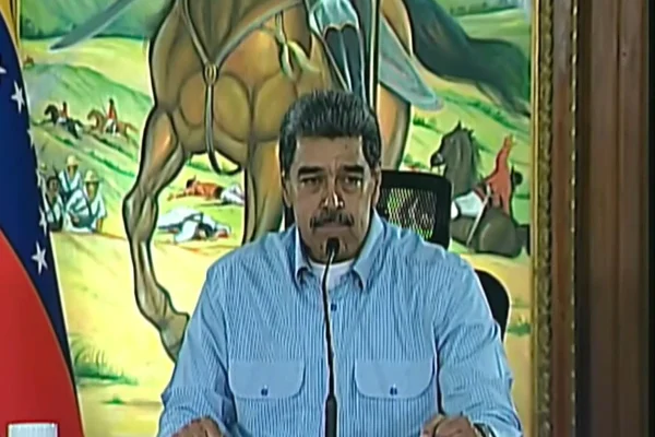 Homem de bigode falando no microfone