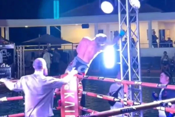 Foto colorida de boxeador levando choque em evento na Tailândia - Metrópoles