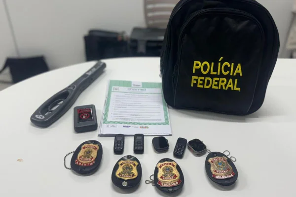 Foto colorida de operação da PF que desarticulou uma organização que fraudava processo seletivos