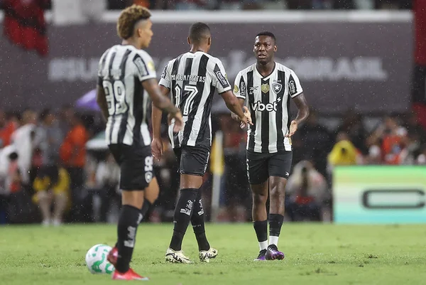 Imagem colorida dos jogadores do Botafogo na Supercopa - Metrópoles