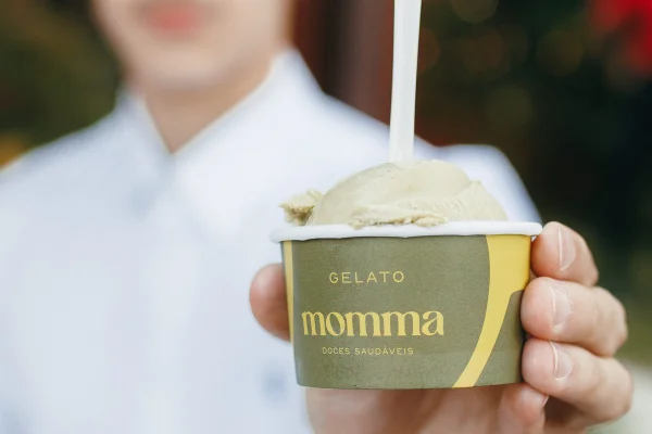 Foto colorida de um gelato da Mommad - Metrópoles