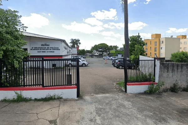 Imagem colorida da fachada da delegacia onde foi registrado o caso do idoso que tentou matar a esposa - Metrópoles