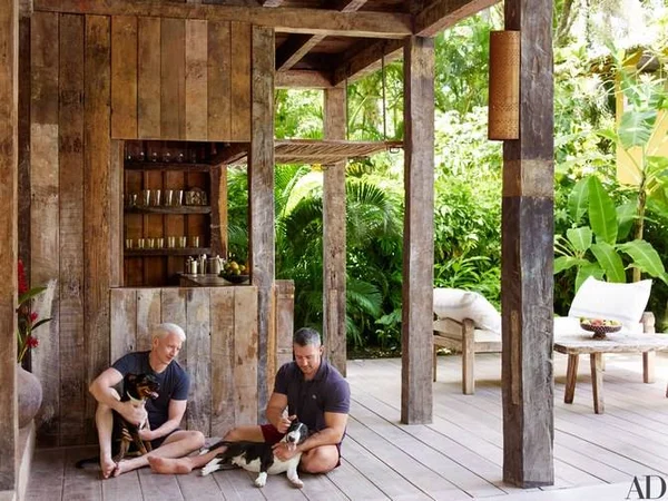 Anderson Cooper mostra para revista casa de praia em Trancoso