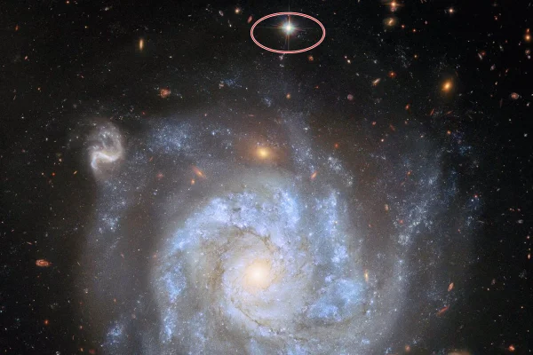 Imagem espacial, que mostra uma galáxia nas cores branco, azul e marrom - Metrópoles.