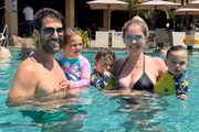 Bárbara Evans, o marido e os filhos posam na piscina