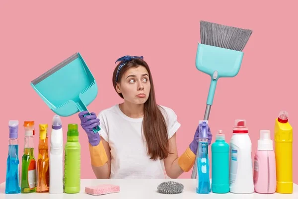 Mulher segurando artigos de limpeza