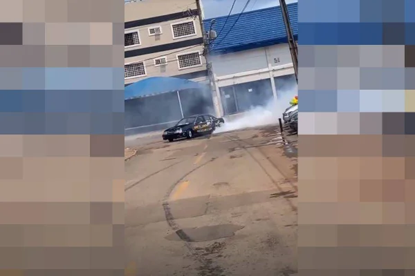 Carros fazem manobras na Cidade do Automóvel, no DF