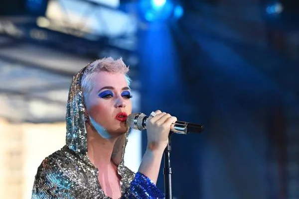 Katy Perry vem ao Brasil com nova turnê em 2020, diz jornalista