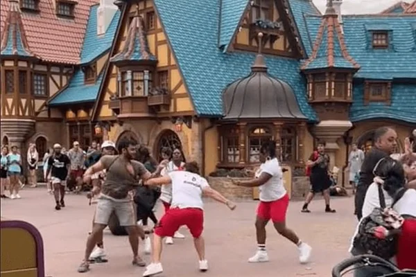 Vídeo: briga entre famílias no Parque da Disney termina em pancadaria