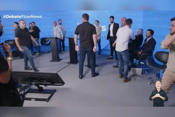 Imagem colorida mostra briga durante debate do Flow - Metrópoles