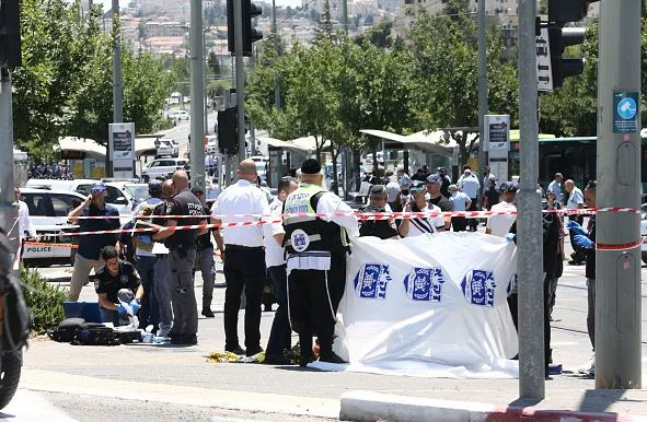 Policiais fecham rua em que palestinos foram esfaqueados