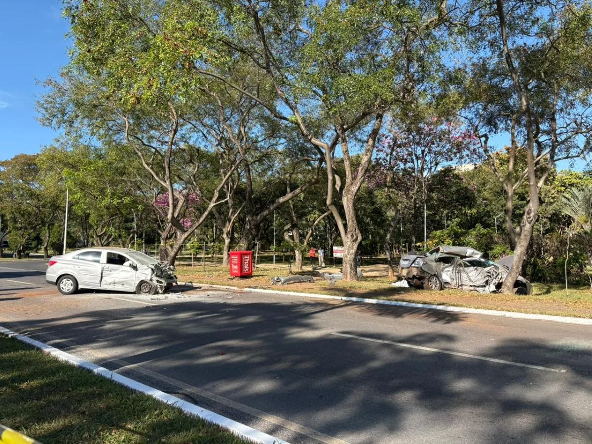 Acidente envolveu dois carros e uma moto Acidente envolveu dois carros e uma moto