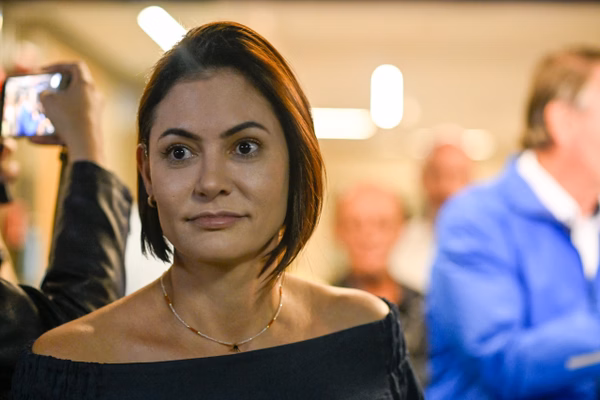 Ex presidente Jair Bolsonaro e sua esposa Michelle Bolsonaro deixam o Complexo Brasil 21 acompanhados da vice governadora do DF Celina Leao Metropoles 5 scaled