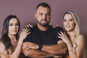 Lara Alves Rueda, a irmã gêmea dela, Laila, e o agricultor Maycon Rueda Lara Alves Rueda, a irmã gêmea dela, Laila, e o agricultor Maycon Rueda