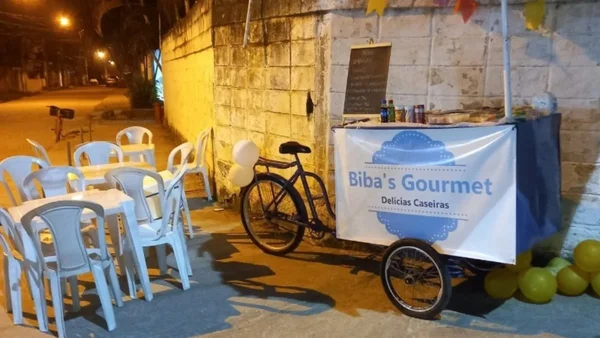 Cozinheiro inaugura food bike, convida amigos, mas ninguém aparece