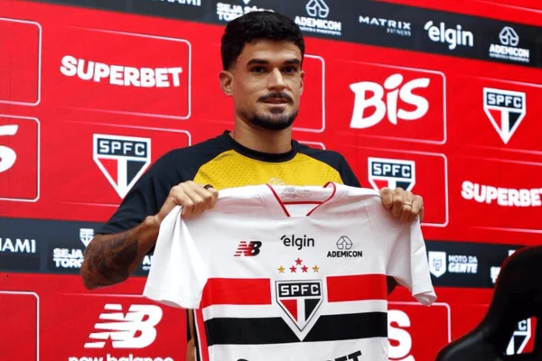 Cauly em apresentação no São Paulo