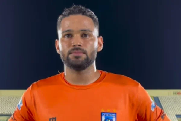 Imagem colorida de goleiro Rayr - Metrópoles