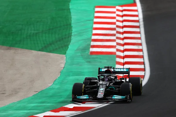 Hamilton e Verstappen chegam para 16ª etapa da F1 separados por apenas dois pontos