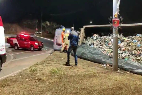 Carreta que carregava entulho tomba e espalha carga na rodovia