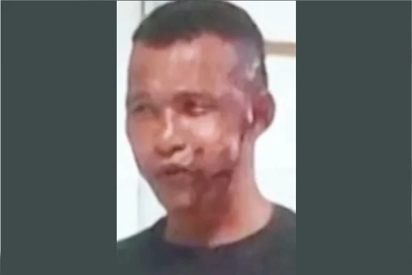 Foto do homem que jogou ácido da ex. Imagem mostra rosto ensanguentado, ele foi agredido por populares que presenciaram o ataque