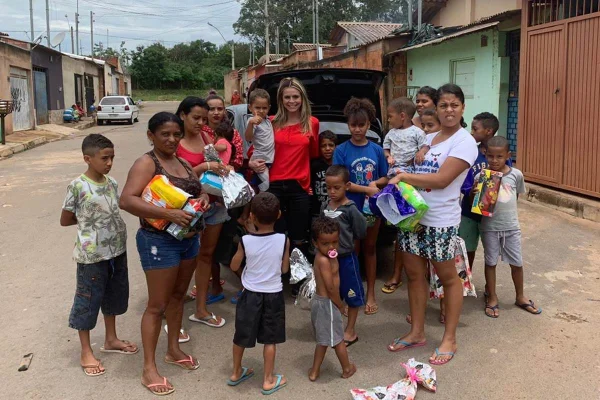 Em clima de Natal, Milena Godoy doa brinquedos e panetones
