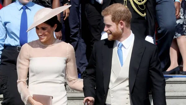 Foto inédita de Meghan e Harry é vista na sala da Rainha Elizabeth