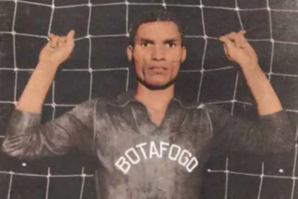 Imagem colorida do ex-goleiro Manga, ídolo do Botafogo- Metrópoles