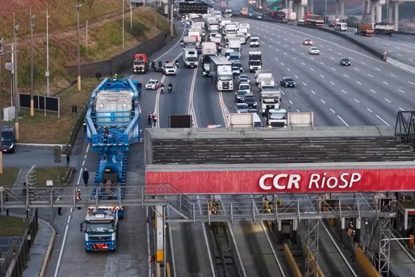 A supercarreta que carrega um transformador de 540 toneladas com destino a Arábia Saudita fará a quarta viagem pela Rodovia Dutra - Metrópoles