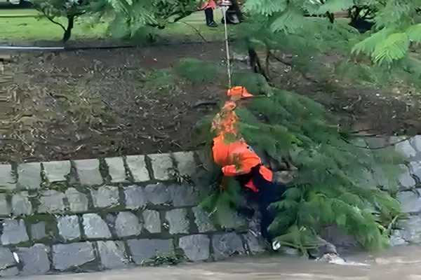 homem embriagado cai em rio