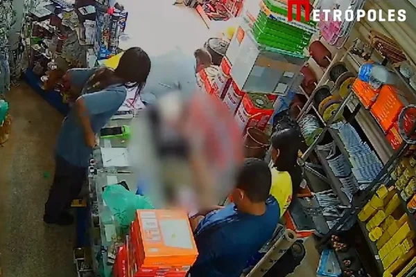 Imagem mostra homem desmaiado ao chão
