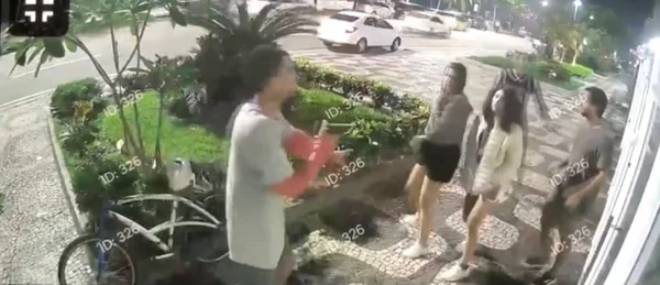 Vídeo Bandidos armados assaltam pedestres em Ipanema, no Rio 1