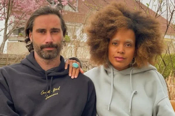 Imagem colorida de designer brasileira Gabriela Monteiro e o marido - Metrópoles