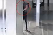 Em seguida, ele arruma a arma em outra parte da mochila