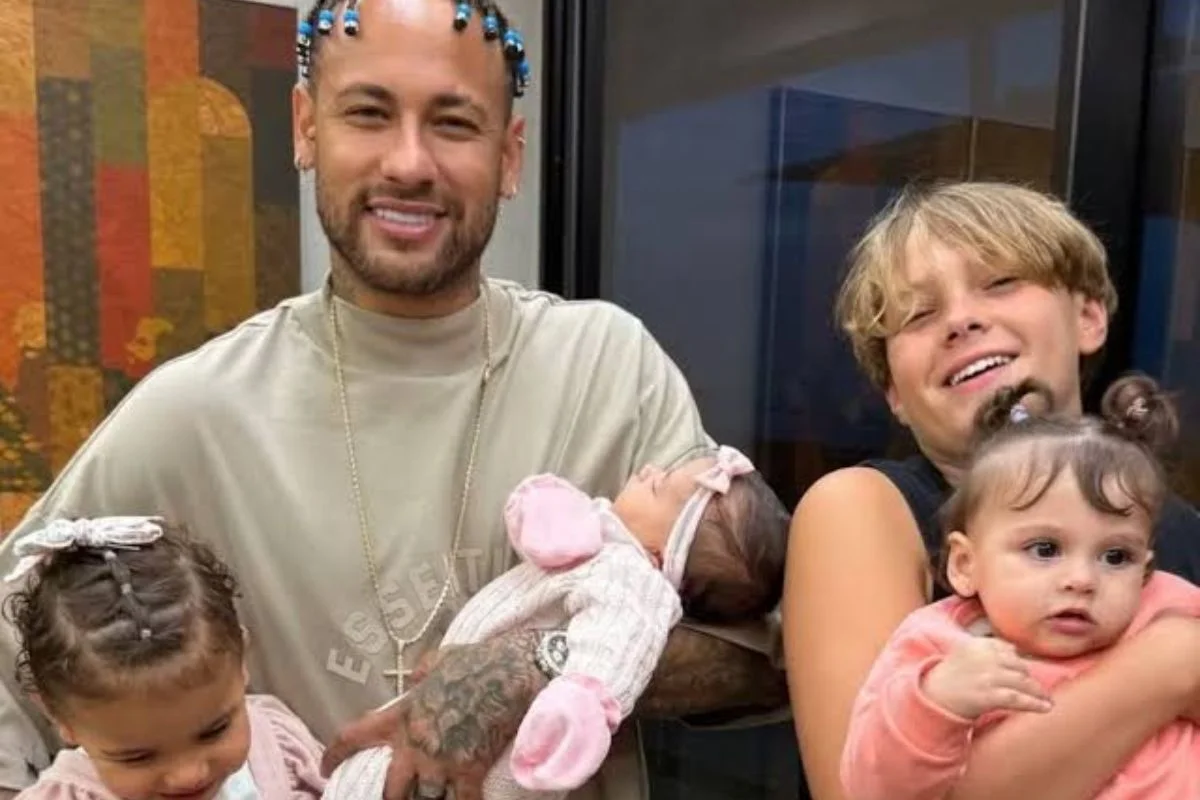 Neymar com os quatro filhos