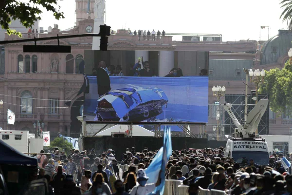 Fãs do ex-jogador Diego Armando Maradona se concentram em frente aos portões da Casa Rosada, sede do governo argentino, na capital Buenos Aires