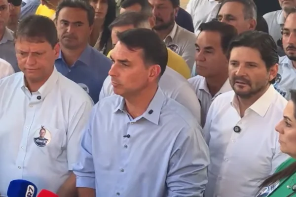 Imagem colorida de Flávio Bolsonaro com aliados políticos em São Paulo. Metrópoles